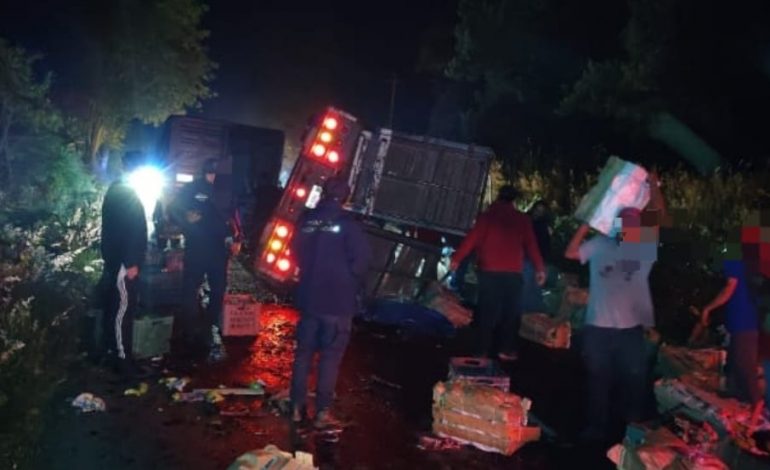 Volcadura en Irimbo deja cuantiosos daños materiales