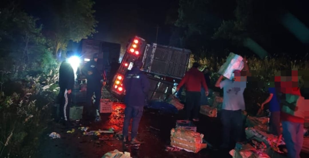 Volcadura en Irimbo deja cuantiosos daños materiales