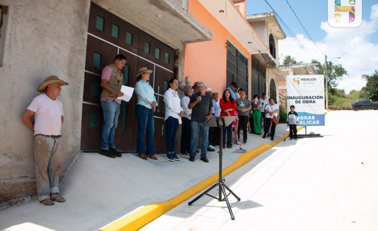 ​La Presidenta Municipal, Jeovana Alcántar, Inauguró la pavimentación de la Calle Campanario de la Colonia Santuario monarca.