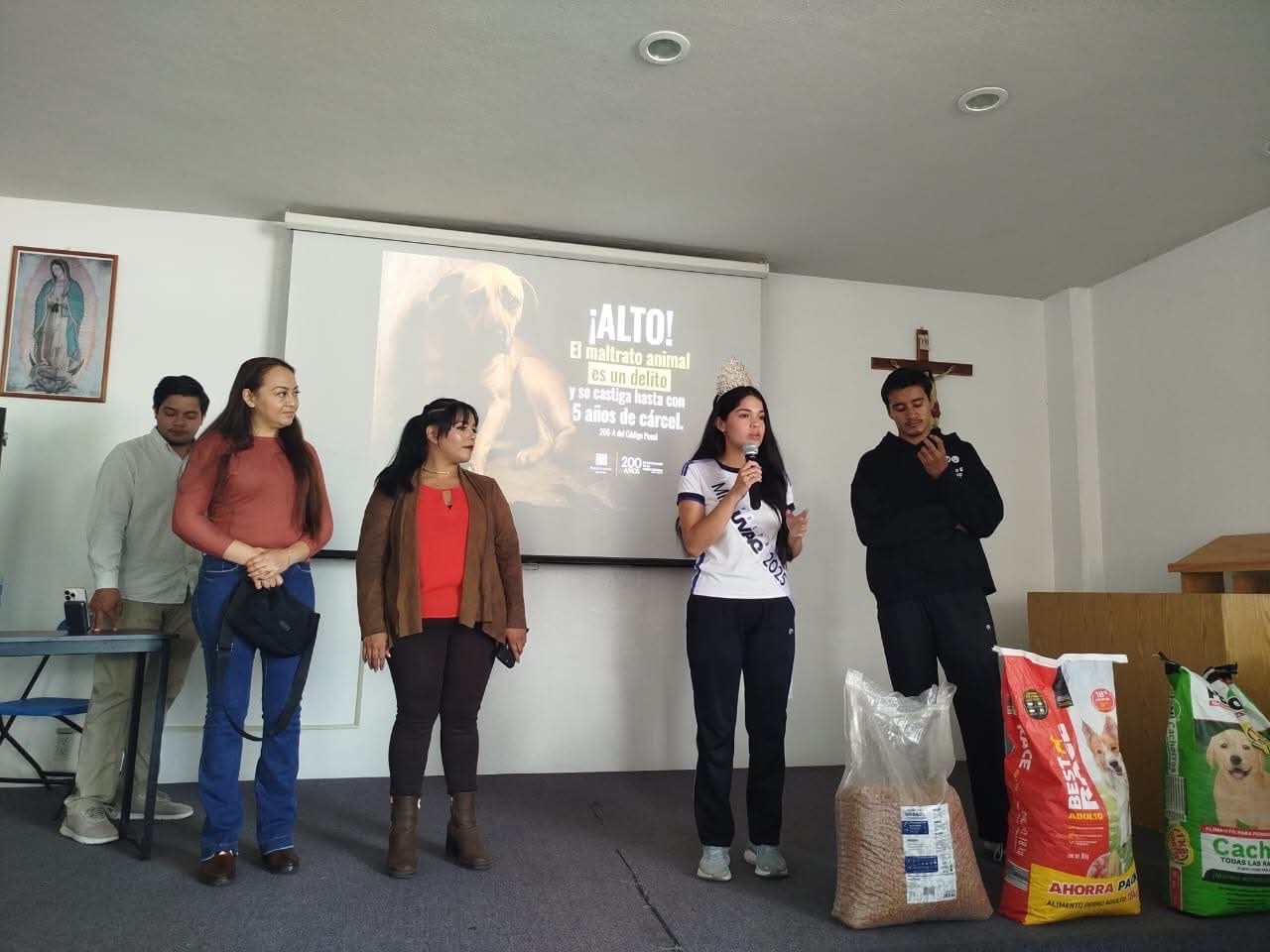 Recolectan croquetas a iniciativa de la Reyna y Mr. UVAQ
