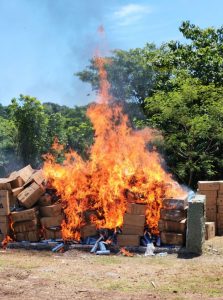 FGR INCINERA CERCA DE SEIS MILLONES DE CIGARROS APÓCRIFOS Y DESTRUYE OBJETOS DE DELITO