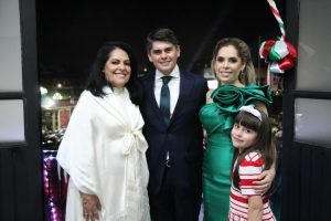 Toño Ixtláhuac encabezó el Grito de Independencia en la Heroica ante miles de ciudadanos