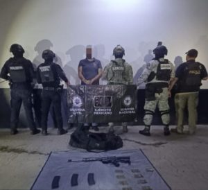 SSP y Defensa detienen a hombre con armamento en Operación Apatzingán