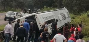 Se vuelca autobús de pasajeros en la carretera Quiroga-Zacapu; hay varios lesionados
