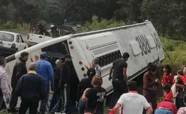 Se vuelca autobús de pasajeros en la carretera Quiroga-Zacapu; hay varios lesionados