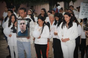 EMOTIVO HOMENAJE: COMUNIDAD DE IRIMBO HONRA A SILVERIO VILLEGAS CON UNA «CAMINATA DE LUZ»