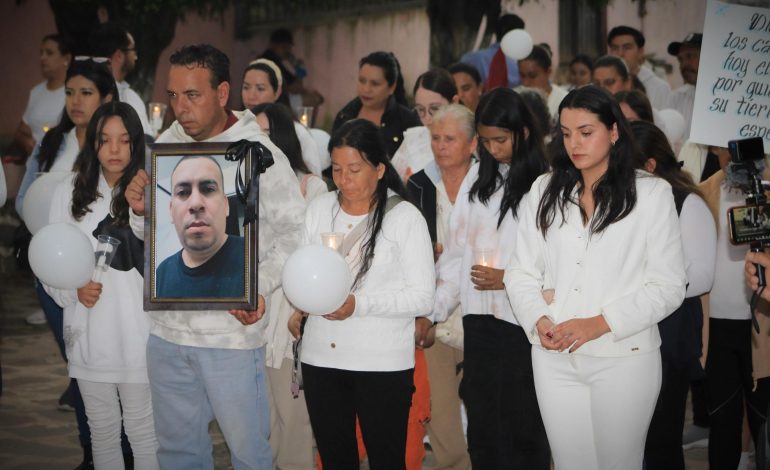 EMOTIVO HOMENAJE: COMUNIDAD DE IRIMBO HONRA A SILVERIO VILLEGAS CON UNA «CAMINATA DE LUZ»