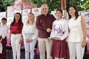 Arranca Bedolla tercera dotación de tenis a estudiantes de secundarias