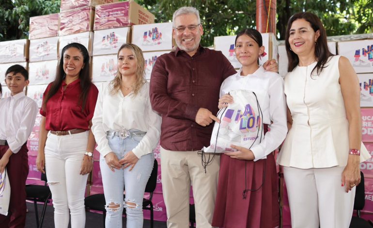 Arranca Bedolla tercera dotación de tenis a estudiantes de secundarias