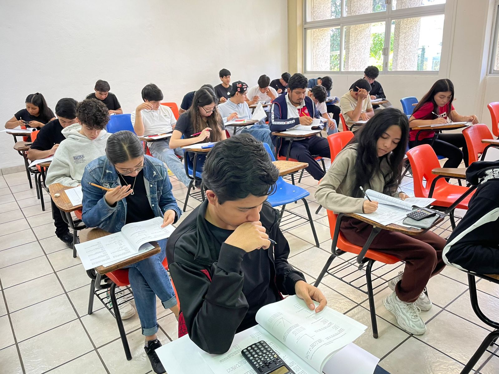 Más de 311 mil estudiantes de prepa y universidad en las aulas: Iemsysem