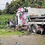 El conductor de un tráiler perdió el control al quedarse sin frenos e impactó varios vehículos en Zitácuaro, Michoacán.