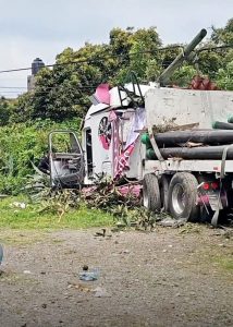 El conductor de un tráiler perdió el control al quedarse sin frenos e impactó varios vehículos en Zitácuaro, Michoacán.