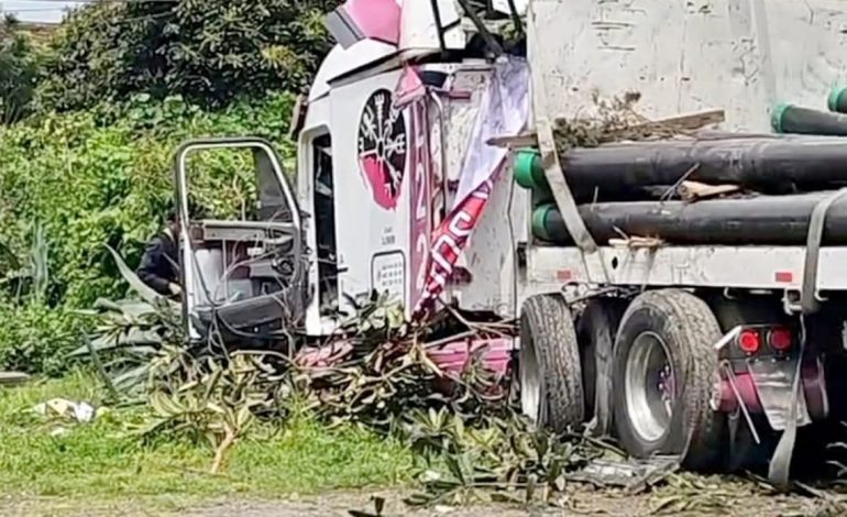 El conductor de un tráiler perdió el control al quedarse sin frenos e impactó varios vehículos en Zitácuaro, Michoacán.