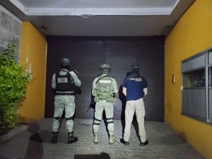 Asegura FGE 904 dosis de narcótico y equipo táctico durante cateo realizado en Morelia; hay dos personas detenidas