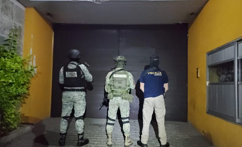 Asegura FGE 904 dosis de narcótico y equipo táctico durante cateo realizado en Morelia; hay dos personas detenidas