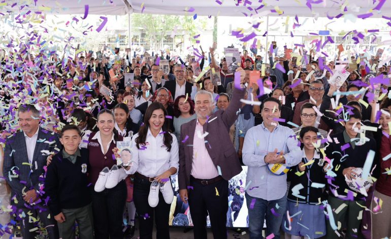 Bedolla inicia entrega de tenis para cerca de 40 mil estudiantes de secundarias de Morelia