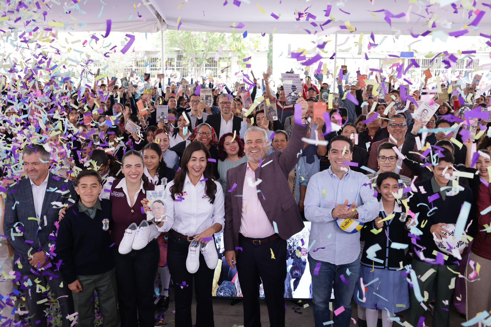 Bedolla inicia entrega de tenis para cerca de 40 mil estudiantes de secundarias de Morelia