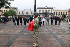Alfonso Martínez Alcázar preside izamiento de la Bandera Nacional, en el inicio de los festejos patrios