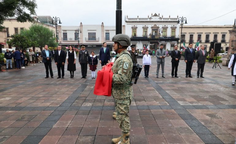 Alfonso Martínez Alcázar preside izamiento de la Bandera Nacional, en el inicio de los festejos patrios