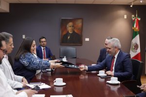 Bedolla estrecha relación con el consulado de Chicago en apoyo a migrantes