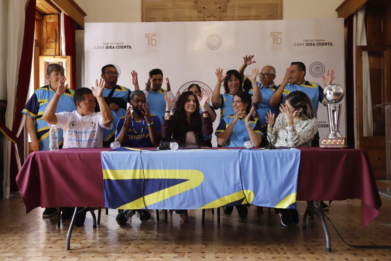 Colocan bandera de la comunidad sorda en el Palacio Legislativo