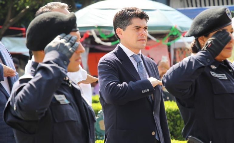 Toño Ixtláhuac dio inicio a los festejos patrios del 15 de septiembre con izamiento de bandera