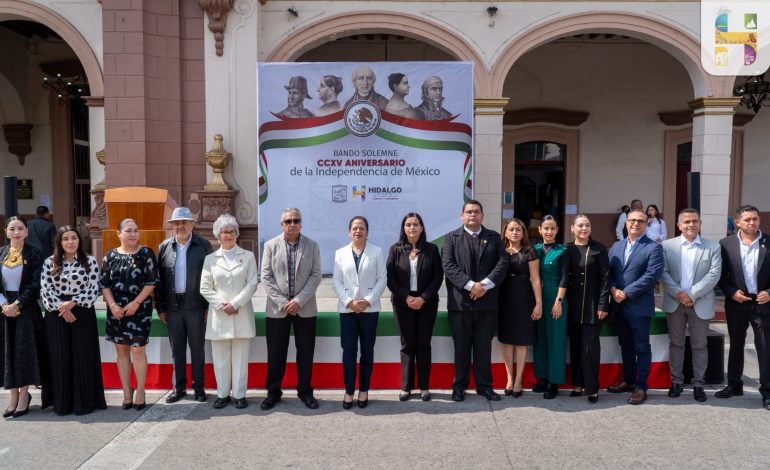 Jeovana Alcántar, encabezó el acto de la Pega del Bando Solemne, para conmemorar el CCXV Aniversario del Inicio de la Independencia de México.