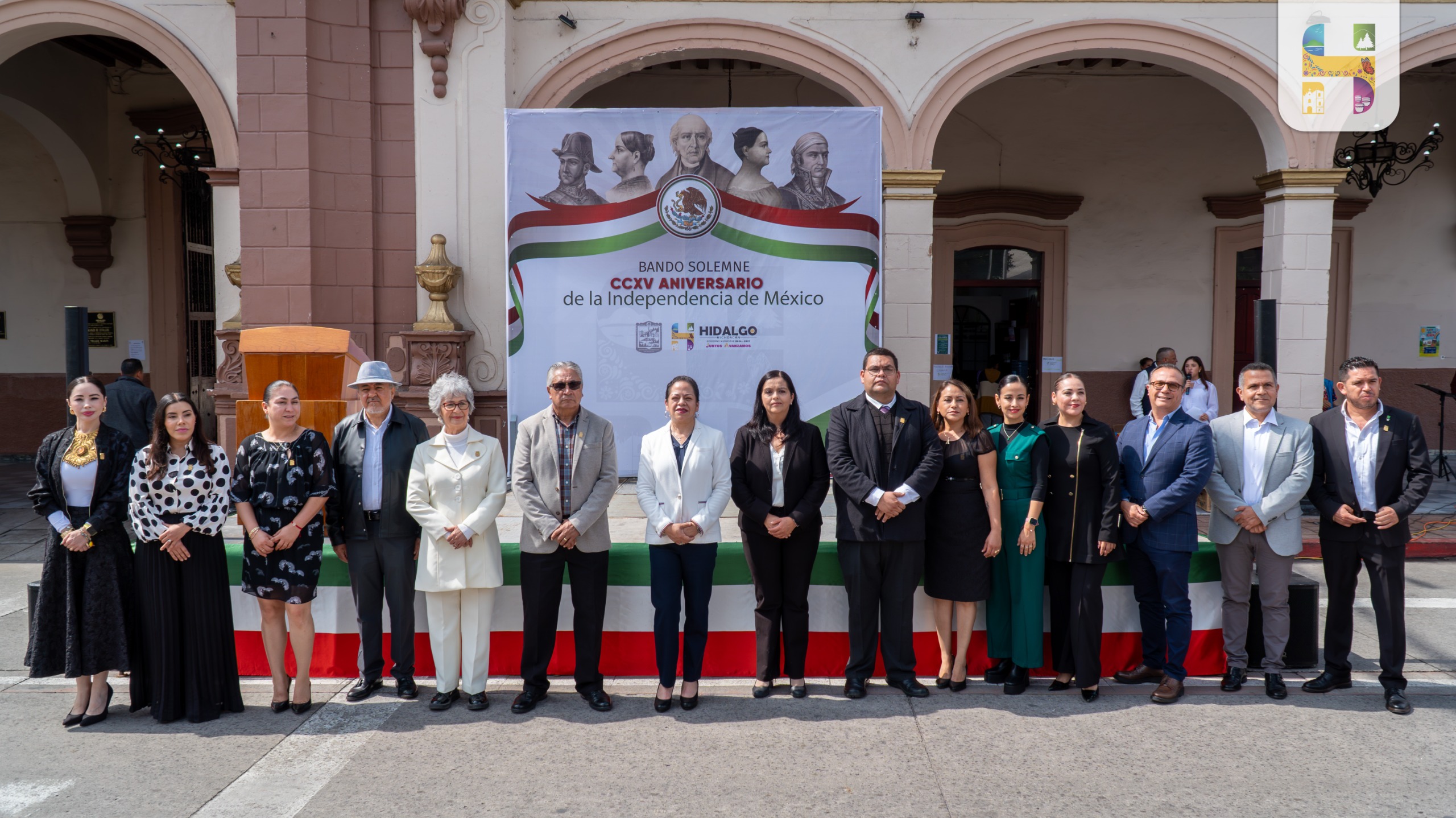Jeovana Alcántar, encabezó el acto de la Pega del Bando Solemne, para conmemorar el CCXV Aniversario del Inicio de la Independencia de México.