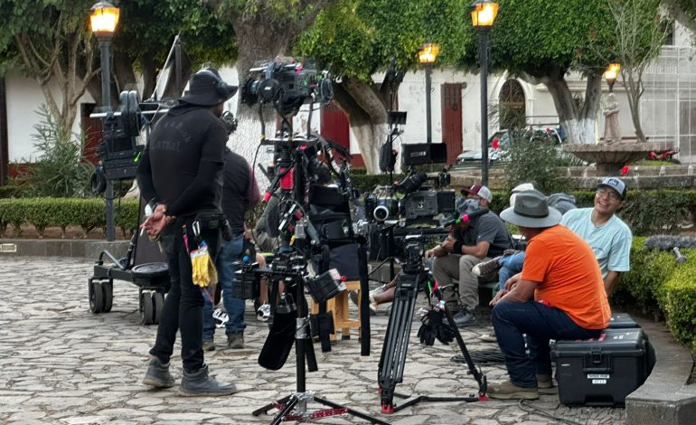 Acerca Sectur becas de seguros cinematográficas a estudiantes de Michoacán