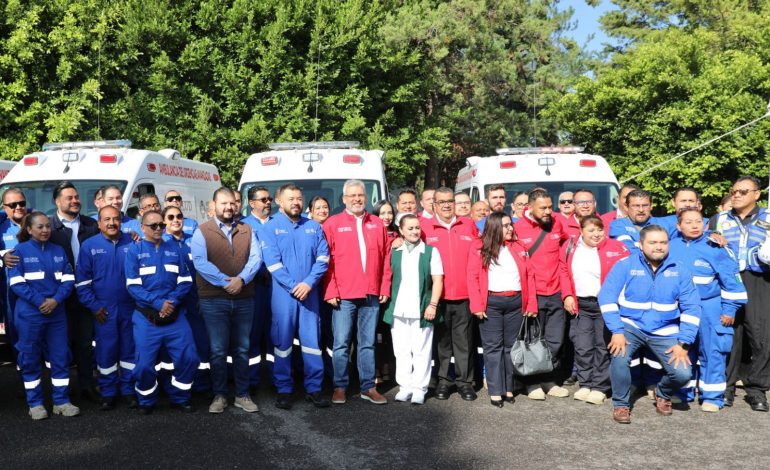 Más ambulancias, más vidas; entrega Bedolla 10 unidades de urgencias médicas