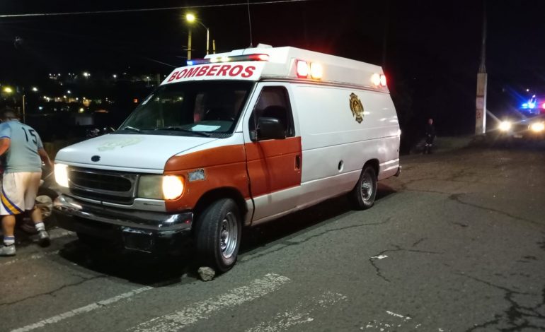 Conductor de motocicleta se niega a recibir atención médica tras accidente
