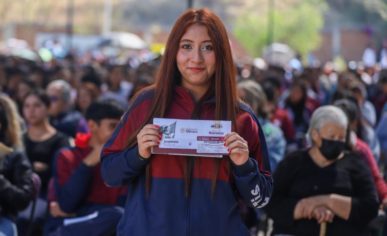 Directores de escuelas, aliados para becas a sus alumnos: Gabriela Molina