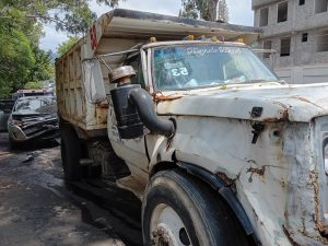 Choque entre camioneta y camión deja 4 lesionados en Zitácuaro