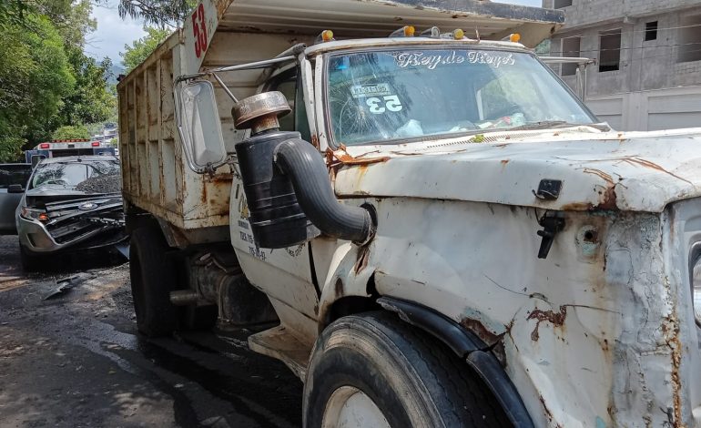 Choque entre camioneta y camión deja 4 lesionados en Zitácuaro
