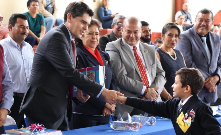 Toño Ixtláhuac participa en el arranque del Ciclo Escolar 2025-2026 en Zitácuaro