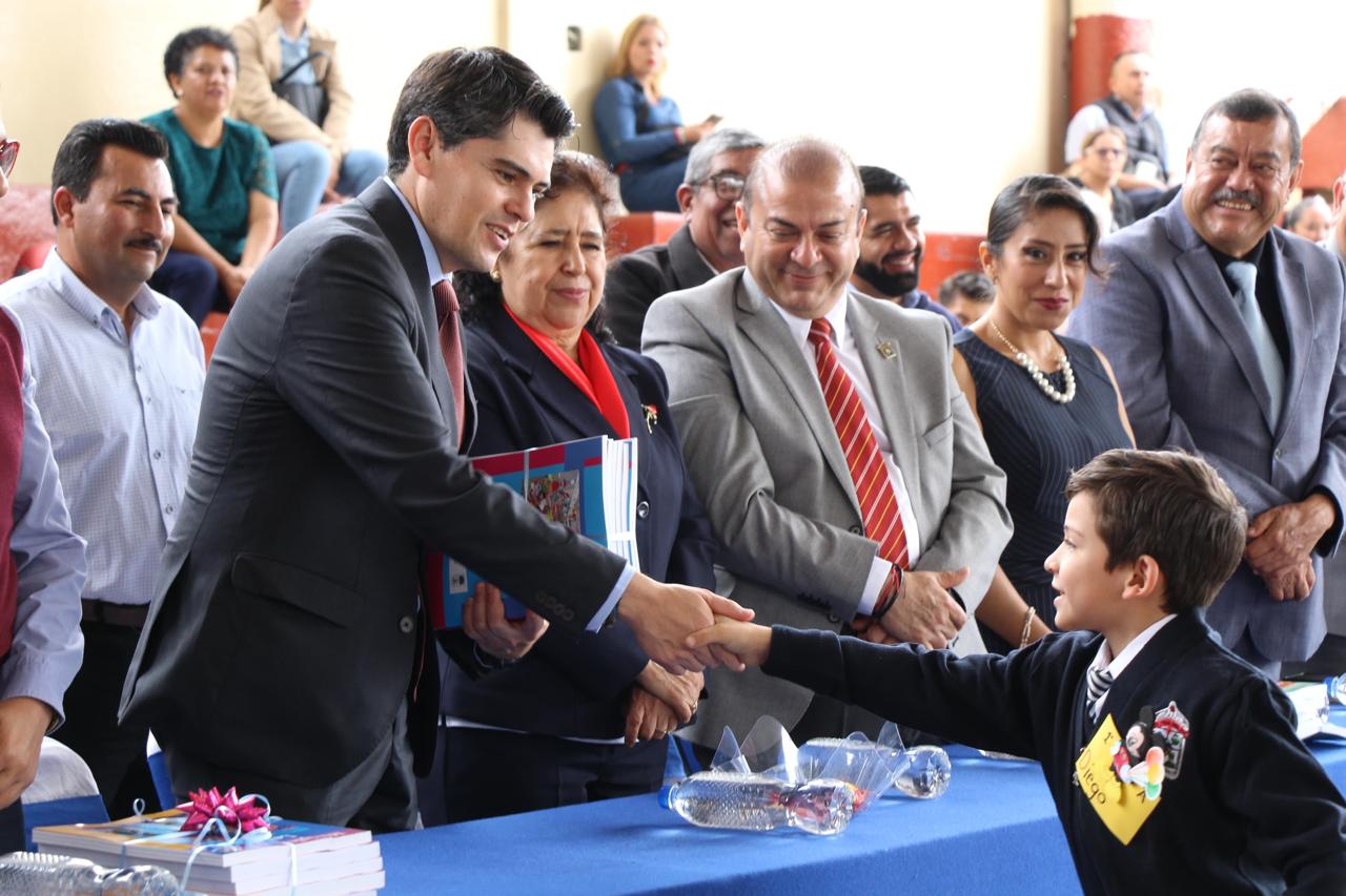 Toño Ixtláhuac participa en el arranque del Ciclo Escolar 2025-2026 en Zitácuaro