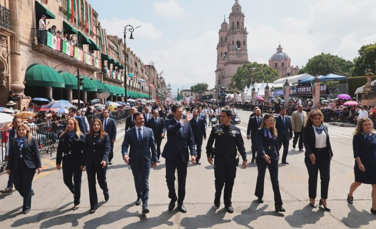 Espectacular desfile en honor a Morelos, corona el programa patrio en Morelia