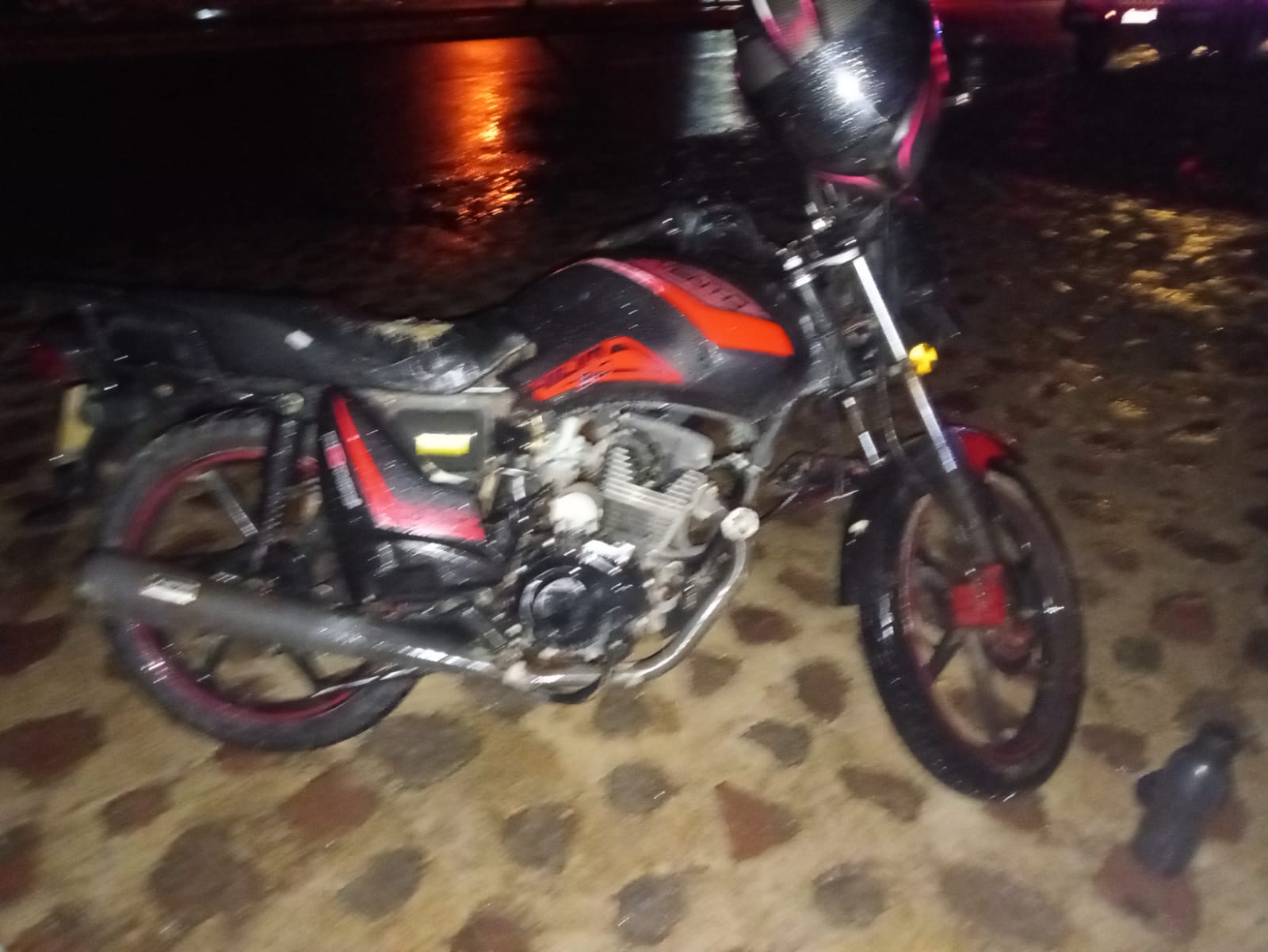 Fuerte Accidente de Motocicleta en la Carretera Zitácuaro-Toluca Deja un Hombre Lesionado