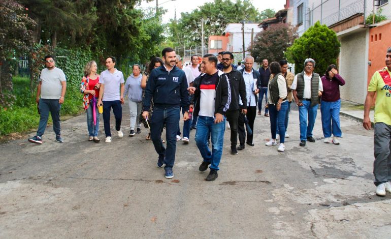Yankel Benítez escucha y atiende a vecinos de la colonia Mariano Michelena