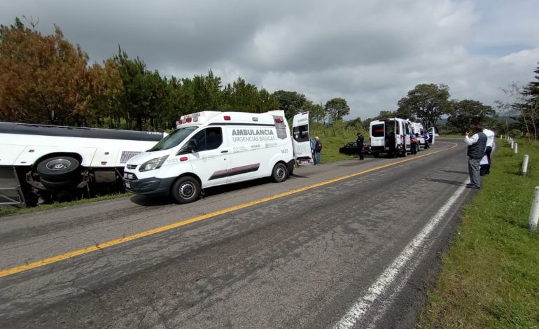 SSM atiende lesionados en accidente de autobús en carretera Zacapu-Quiroga