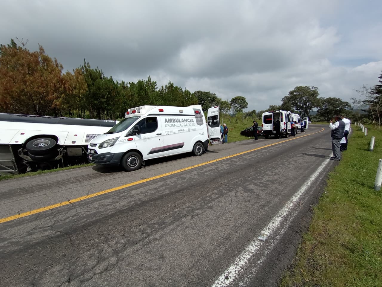 SSM atiende lesionados en accidente de autobús en carretera Zacapu-Quiroga