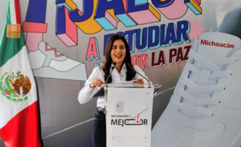 Tenis de Jalo a Estudiar son apoyo a la economía familiar: Gabriela Molina