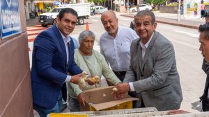 Funcionarios Municipales, en representación de la Presidenta Municipal, Jeovana Alcántar, entregaron 1200 pollitos doble propósito.
