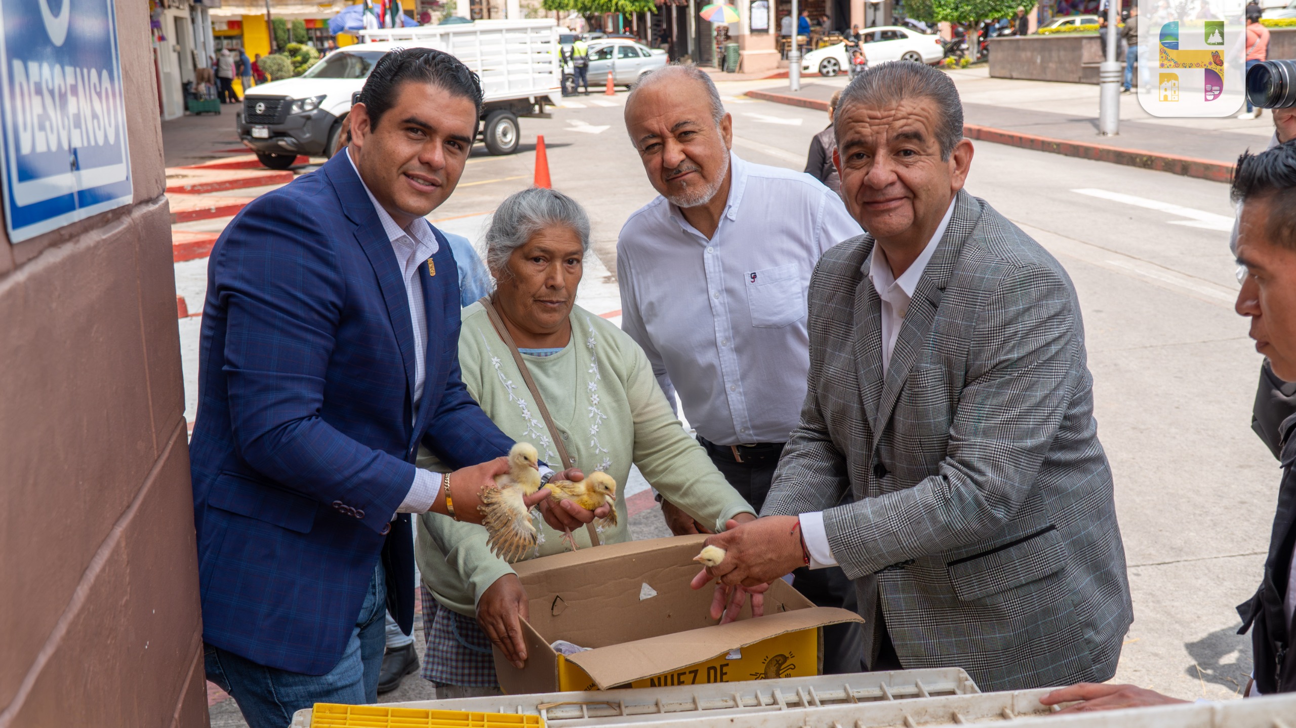 Funcionarios Municipales, en representación de la Presidenta Municipal, Jeovana Alcántar, entregaron 1200 pollitos doble propósito.