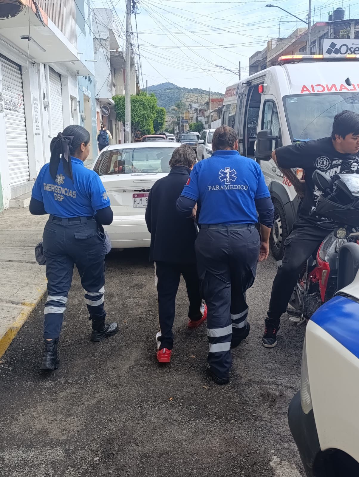 Joven sufre lesiones tras una caída de bicicleta en el centro de Ciudad Hidalgo