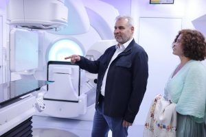 Bedolla pone en marcha equipo de vanguardia para detectar y tratar el cáncer en Michoacán.