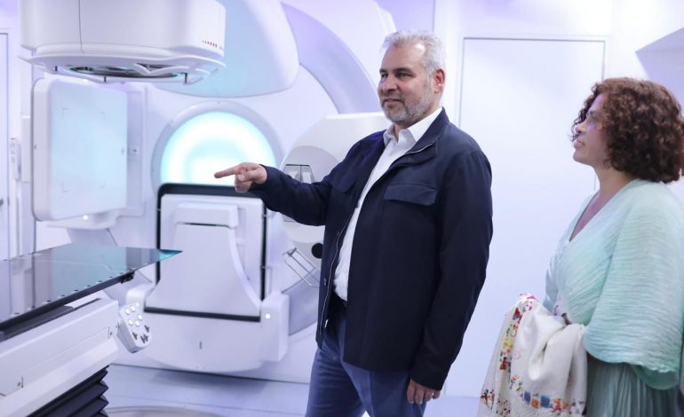 Bedolla pone en marcha equipo de vanguardia para detectar y tratar el cáncer en Michoacán.