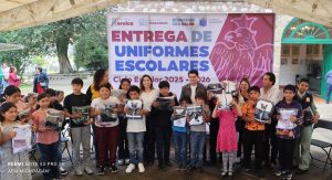 Gobierno de Zitácuaro entrega uniformes escolares a estudiantes