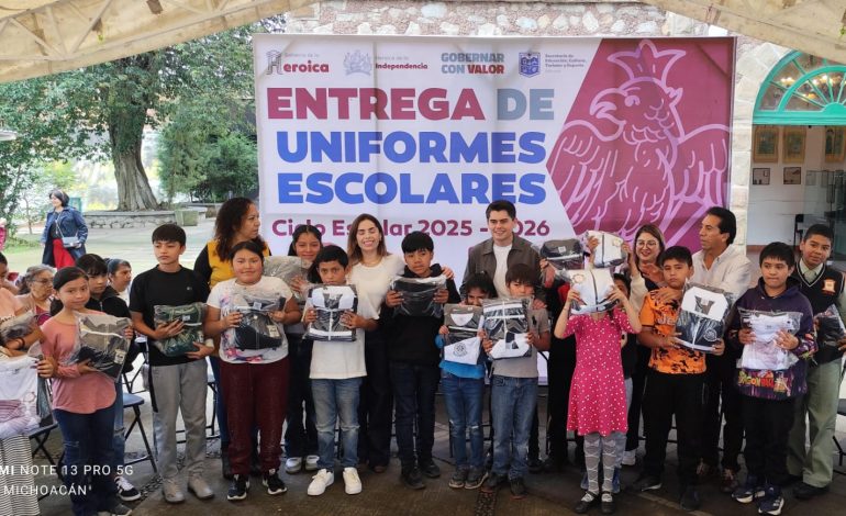 Gobierno de Zitácuaro entrega uniformes escolares a estudiantes
