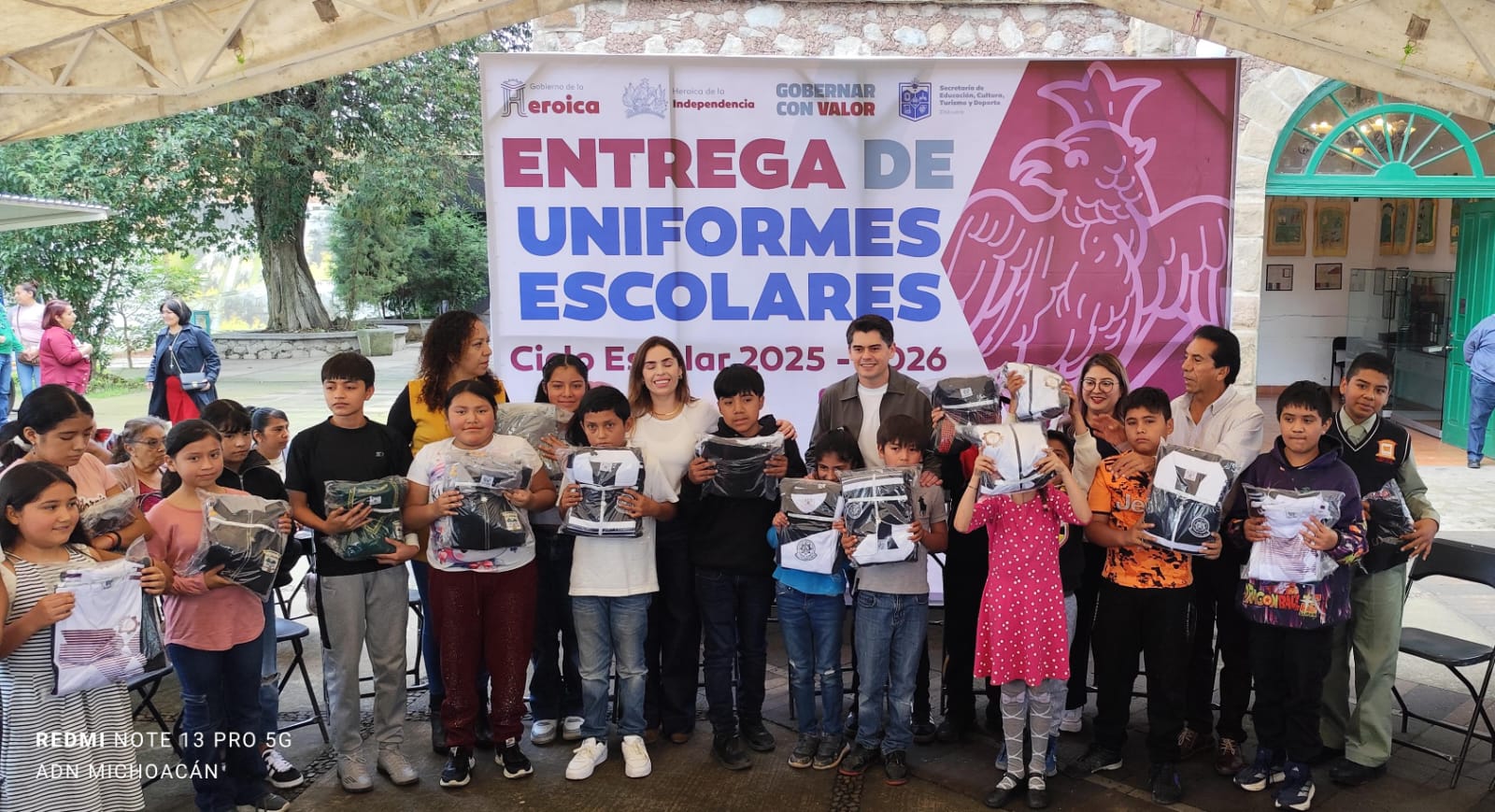 Gobierno de Zitácuaro entrega uniformes escolares a estudiantes